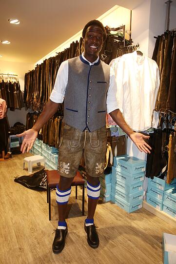 Neues Oktoberfest-Outfit: Die Mannschaft des TSV 1860 bei der Wiesn-Einkleidung beim Trachten-Angermaier.