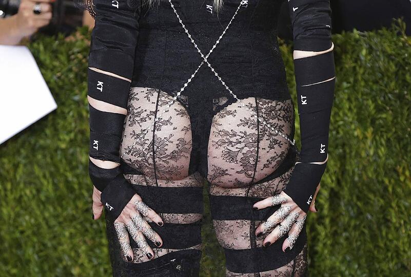 Auch von hinten präsentierte die Queen of Pop etwas zu viel: Das durchsichtige Kleid offenbarte ihr Hinterteil in voller Pracht, auch hier verdeckte nur ein schwarzer Streifen Stoff das Nötigste.