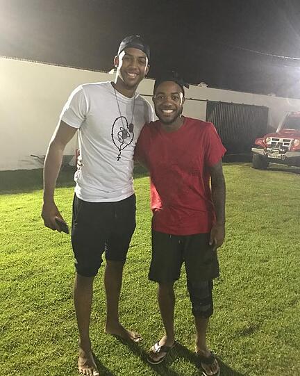 Zwei Sportsmänner aus zwei verschiedenen Sportarten: Victor Andrade ließ sich im Heimaturlaub in Brasilien neben Volleyballer Leandro Santos ablichten.