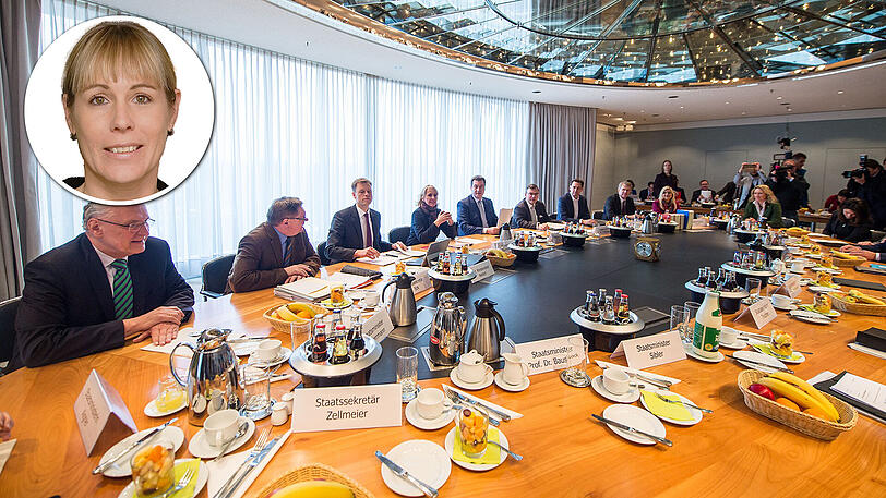 Mitglieder des Kabinetts im Sitzungssaal der Staatskanzlei.