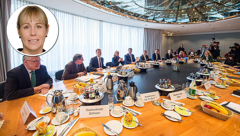 Mitglieder des Kabinetts im Sitzungssaal der Staatskanzlei. Mitglieder des Kabinetts im Sitzungssaal der Staatskanzlei.