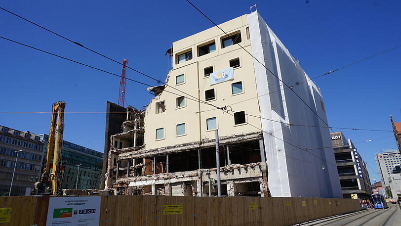 Der Königshof am Stachus wird abgerissen - er weicht einem durchaus futuristisch anmutenden Neubau.