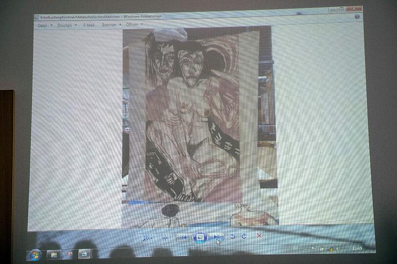 Ein Kunstwerk des deutschen Malers Ernst Ludwig Kirchner mit dem Titel "Melancholisches Mädchen" ist am 05.11.2013 in Augsburg (Bayern) während einer Pressekonferenz der Staatsanwaltschaft Augsburg  zum spektakulären Kunstfund in München über einen Beamer an der Wand zu sehen.