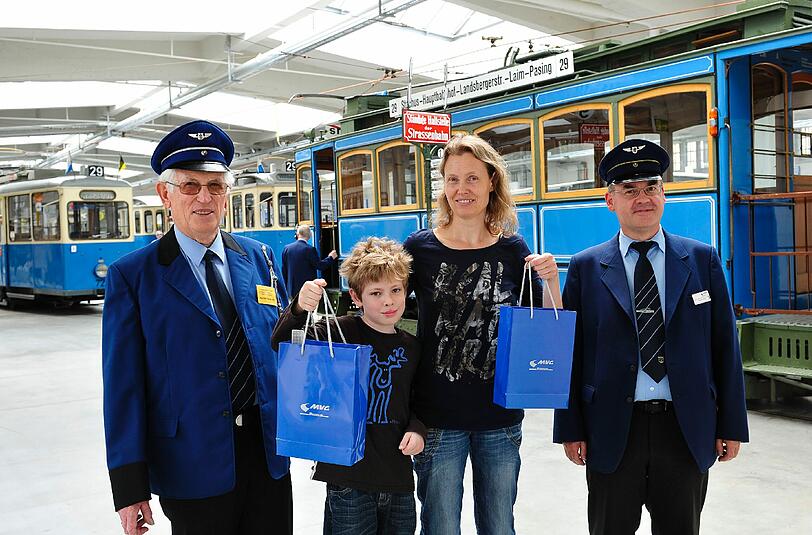 Er war der 100.000 Besucher: Maximilian (9) und seine Mama Carola im MVG Museum.