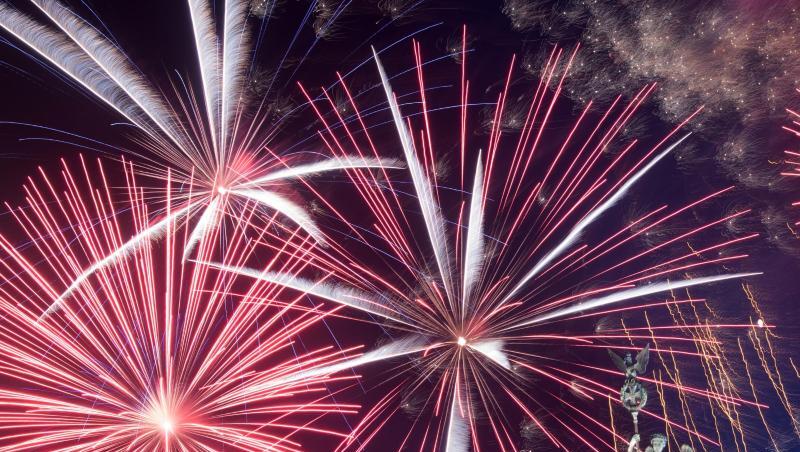 Ein Feuerwerk ist hinter dem Brandenburger Tor zu sehen. Foto: Ralf Hirschberger/dpa/Archiv Ein Feuerwerk ist hinter dem Brandenburger Tor zu sehen. Foto: Ralf Hirschberger/dpa/Archiv