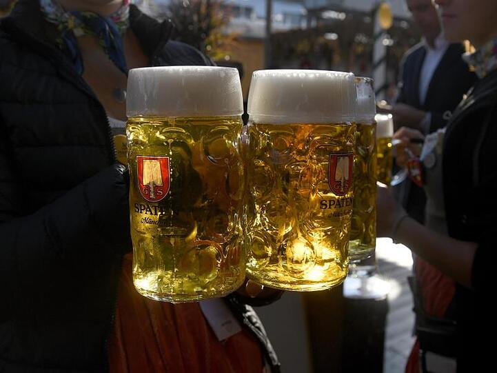 Sonnenschein leuchtet durch Bier in Maßkrügen auf dem Oktoberfest. Foto: Felix Hörhager/dpa/Archivbild
