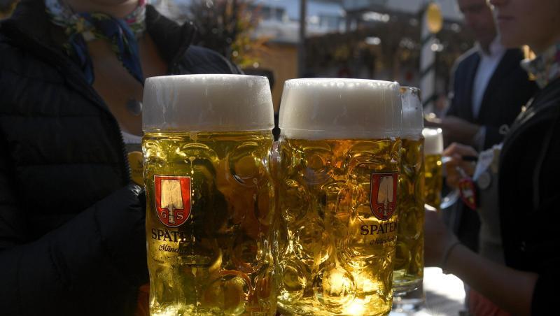 Sonnenschein leuchtet durch Bier in Maßkrügen auf dem Oktoberfest. Foto: Felix Hörhager/dpa/Archivbild Sonnenschein leuchtet durch Bier in Maßkrügen auf dem Oktoberfest. Foto: Felix Hörhager/dpa/Archivbild