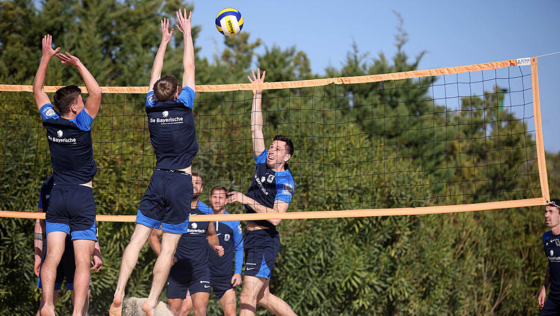 Marcel Bär und Co, beim Beachvolleyball in Belek. Marcel Bär und Co, beim Beachvolleyball in Belek.