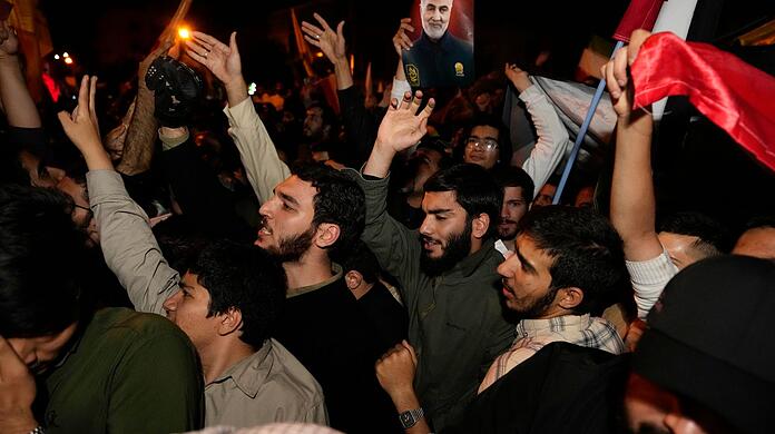 Während einer Anti-Israel-Demonstration vor der britischen Botschaft in Irans Hauptstadt Teheran skandieren Demonstranten Slogans.