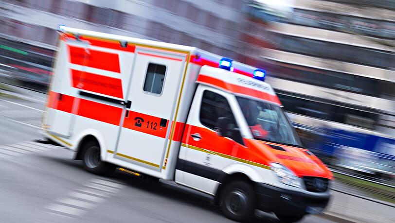 Ein Rettungswagen fährt mit Blaulicht (Aufnahme mit langer Belichtungszeit).