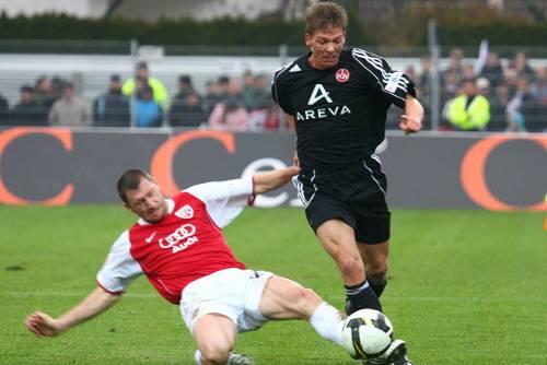 Wollte schon wieder heim, jetzt darf er ran: Mike Frantz, hier vorbei an Ralf Keidel, machte Betrieb &ndash; so lange er Kraft hatte.