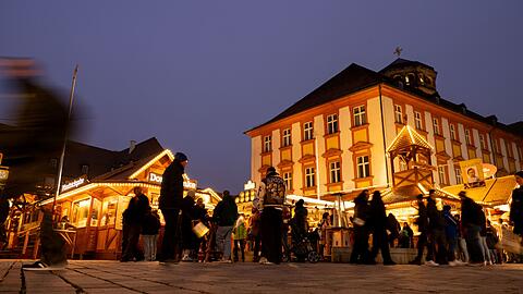 Das Winterdorf in der Bayreuther Fußgängerzone verbreitet schon ab Mitte Oktober weihnachtliche Stimmung. (Archivbild) Das Winterdorf in der Bayreuther Fußgängerzone verbreitet schon ab Mitte Oktober weihnachtliche Stimmung. (Archivbild)