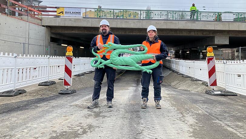 Kurz vor der Montage des Lindwurms: Metallrestaurator Johannes Pilz und seine Kollegin Anna Tränkler. Kurz vor der Montage des Lindwurms: Metallrestaurator Johannes Pilz und seine Kollegin Anna Tränkler.