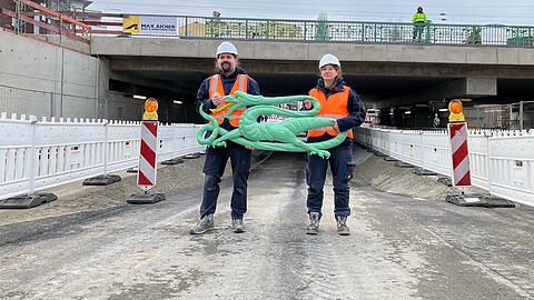 Kurz vor der Montage des Lindwurms: Metallrestaurator Johannes Pilz und seine Kollegin Anna Tränkler.
