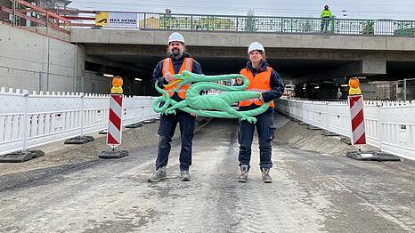 Kurz vor der Montage des Lindwurms: Metallrestaurator Johannes Pilz und seine Kollegin Anna Tränkler.