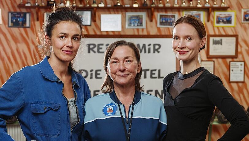 "Mensch Mutti!": Daniela (Lucie Heinze, l.), Christa (Steffi Kühnert, m.) und Serafina (Frida-Lovisa Hamann) wollen ein Fitnessstudio retten. "Mensch Mutti!": Daniela (Lucie Heinze, l.), Christa (Steffi Kühnert, m.) und Serafina (Frida-Lovisa Hamann) wollen ein Fitnessstudio retten.