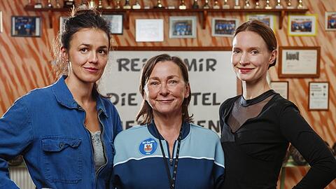 "Mensch Mutti!": Daniela (Lucie Heinze, l.), Christa (Steffi K&uuml;hnert, m.) und Serafina (Frida-Lovisa Hamann) wollen ein Fitnessstudio retten.