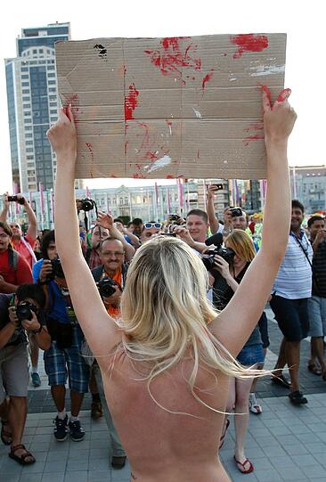 Die Proteste der der radikalen Frauenrechtsgruppe Femen werden immer bizarrer. Hitlergruß. Dildos, Prügeleien: Die Aktivistinnen schrecken vor fast nichts zurück.