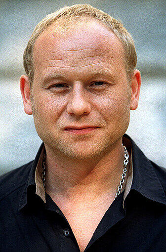 Damit ist sie 19 Jahre jünger als der Schauspieler Bernd Michael Lade ("Tatort").