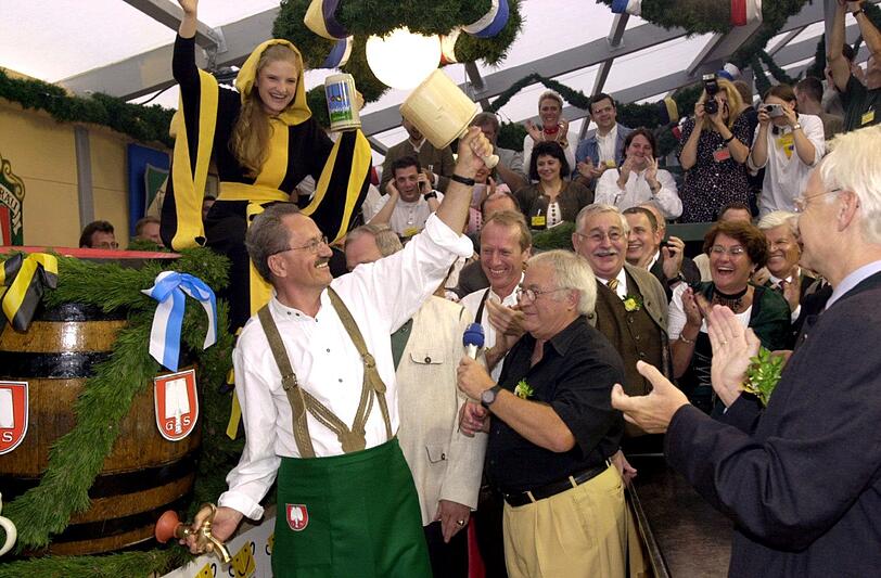 20002 1/2: Zwei wuchtige Schläge scheinen zu reichen. Endlich der Rekord? Doch dann packt den OB die Angst und Ude haut ein drittes Mal zu.