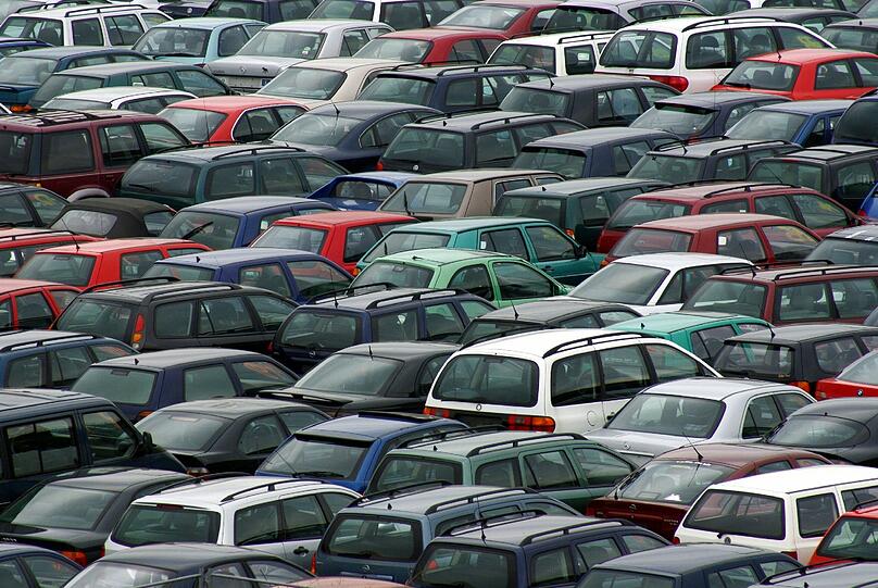 Gebrauchtwagen warten dicht geparkt auf einen neuen Besitzer. Ob ihr Kilometerstand gefälscht wurde, ist im Nachhinein nur schwer festzustellen.