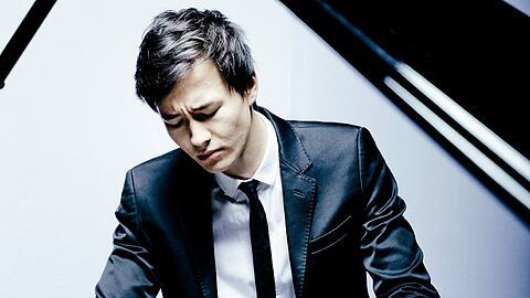 Der junge Pianist Louis Schwizgebel stammt aus einer schweizerisch-chinesischen Künstlerfamilie. Er wurde in Genf geboren.
