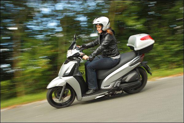 Das stabile Fahrwerk und die 16-Zoll-Bereifung des Kymco People GT 300i sorgen für ein Kurvenverhalten fast wie auf dem Motorrad.