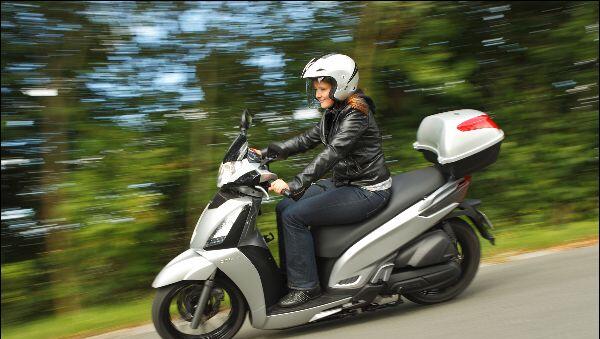 Das stabile Fahrwerk und die 16-Zoll-Bereifung des Kymco People GT 300i sorgen für ein Kurvenverhalten fast wie auf dem Motorrad. Das stabile Fahrwerk und die 16-Zoll-Bereifung des Kymco People GT 300i sorgen für ein Kurvenverhalten fast wie auf dem Motorrad.
