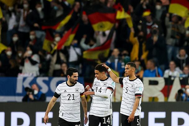Goretzka-Konkurrenten im DFB-Mittelfeld: Ilkay Gündogan (l.) und Bayern-Star Jamal Musiala. Thilo Kehrer (r.) kämpft um einen Abwehrplatz. Goretzka-Konkurrenten im DFB-Mittelfeld: Ilkay Gündogan (l.) und Bayern-Star Jamal Musiala. Thilo Kehrer (r.) kämpft um einen Abwehrplatz.