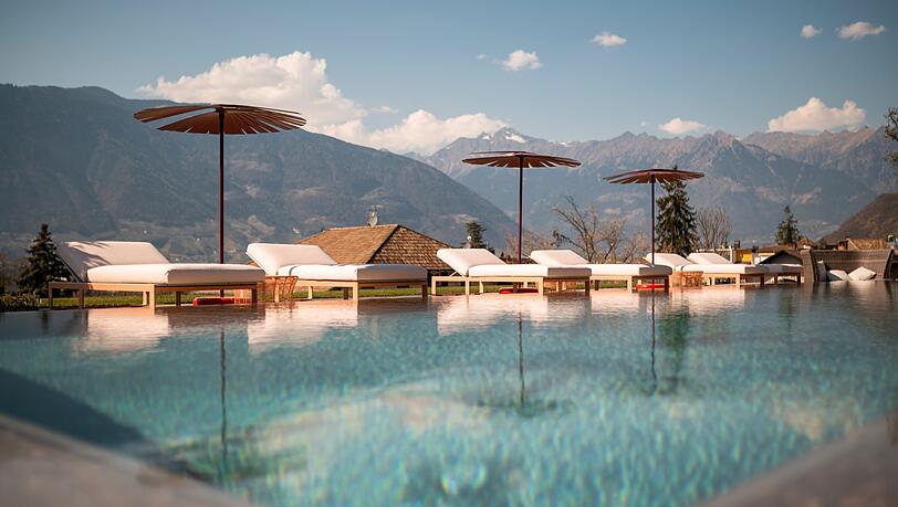 Das Designhotel Muchele liegt im Dorf Burgstall (bei Lana), fünf Kilometer vor der Südtiroler Kurstadt Meran entfernt. Nicht nur vom neuen Infinitypool aus hat man einen Sensationsblick auf die Bergwelt des Meraner Landes. Das Designhotel Muchele liegt im Dorf Burgstall (bei Lana), fünf Kilometer vor der Südtiroler Kurstadt Meran entfernt. Nicht nur vom neuen Infinitypool aus hat man einen Sensationsblick auf die Bergwelt des Meraner Landes.