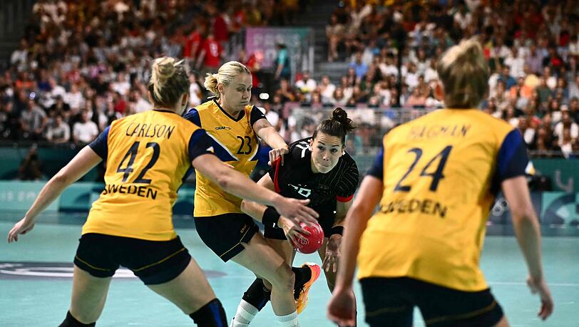 Deutschlands Handballerinnen stehen nach der Niederlage gegen Schweden vor dem Olympia-Aus.