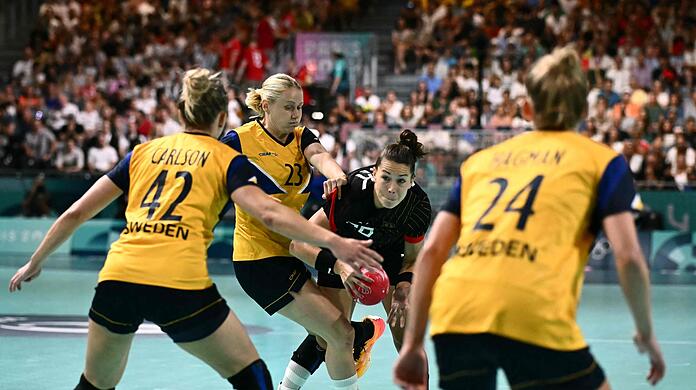 Deutschlands Handballerinnen stehen nach der Niederlage gegen Schweden vor dem Olympia-Aus.