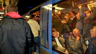 Gedränge in der U-Bahn - ein alltägliches Bild in München Gedränge in der U-Bahn - ein alltägliches Bild in München