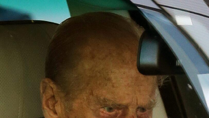 Er fährt wieder nach Hause: Der Ehemann von Queen Elizabeth II., Prinz Philip, wurde nach fünf Tagen im Krankenhaus entlassen. Der 91-Jährige war wegen einer Blasenentzündung
behandelt worden. Er fährt wieder nach Hause: Der Ehemann von Queen Elizabeth II., Prinz Philip, wurde nach fünf Tagen im Krankenhaus entlassen. Der 91-Jährige war wegen einer Blasenentzündung
behandelt worden.