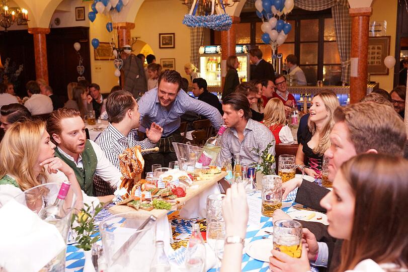 Wiesn-Halbzeit: Immer wenn es noch knapp ein halbes Jahr bis zum Oktoberfest ist, feiern die Münchner im Franziskaner. Die Bilder vom sexy Wiesn-Warm-up.