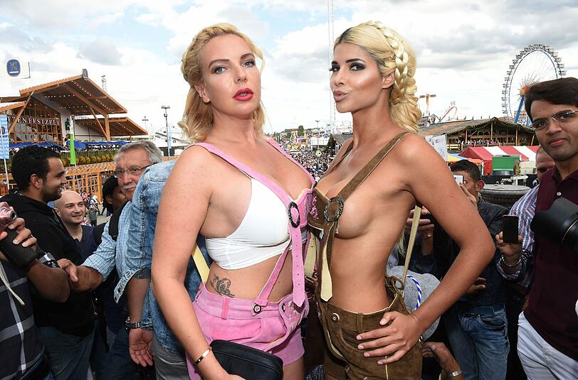 Trachten-Hingucker: Model Nicole Neukirch (l) und das Nacktmodel Micaela Schäfer posierten 2015 vor der Bavaria.
