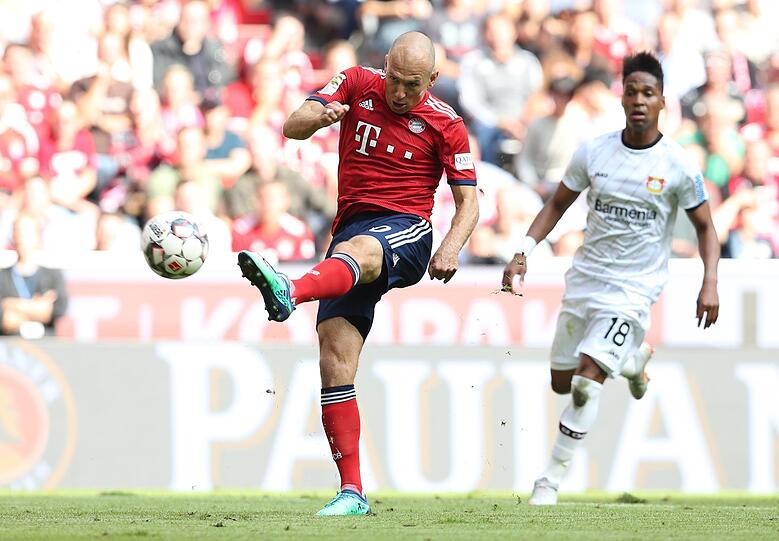 ARJEN ROBBEN, NOTE 2: Traumtor zum 2:1: Knallte den Ball volley in den Winkel (19.). Da staunte auch Mats Hummels auf der Tribüne: &bdquo;Geil!&ldquo;, sagte er zu Nebenmann Leon Goretzka. Robben hat jetzt 140 Mal für Bayern getroffen &ndash; so oft wie Giovane Elber. Sehr engagiert, schoss noch mal knapp vorbei (32.). Grätschte sogar.