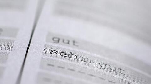In einem bayerischen Zeugnis der Allgemeinen Hochschulreife (Abiturzeugnis) aus dem Jahr 2015 sind einzelne Fächer bewertet. Foto: Karl-Josef Hildenbrand/Archivbild