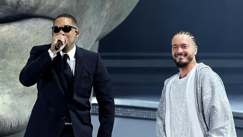 Will Smith performt "Men in Black" auf der Bühne.