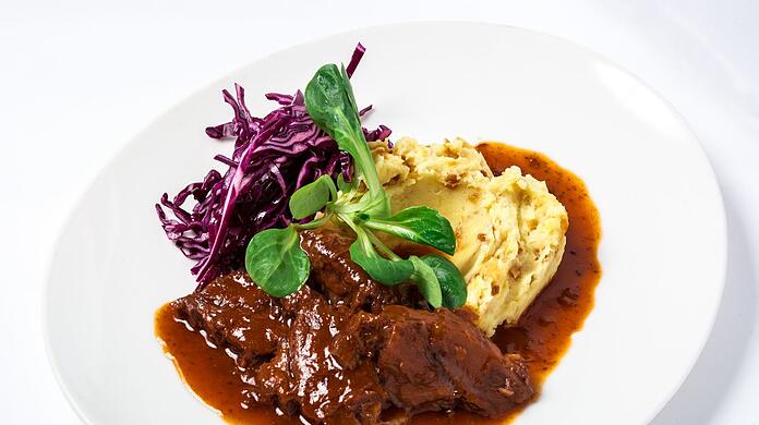 Ob mit Dijonsenf-Karotten, Kartoffelpüree oder Knödel: Rinderbackerl kommen nur noch selten auf die Teller. Dabei schmecken sie so zart.