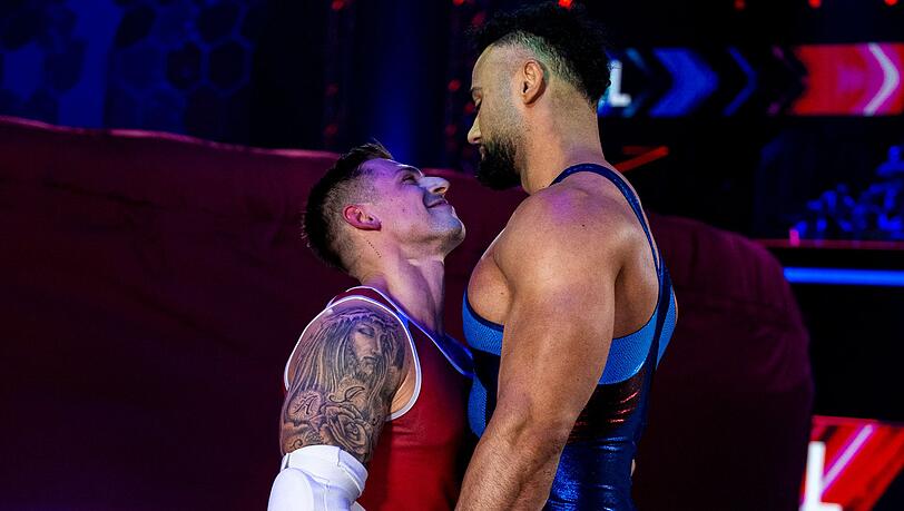 Athletik und Kraft sind das eine, Show das andere: Als sich Gladiator Giant (2,01 Meter) vor Contender Niklas (1,77 Meter) aufbaute, sollte das dramatisch wirken. Aber nicht nur Niklas (links) musste grinsen. Athletik und Kraft sind das eine, Show das andere: Als sich Gladiator Giant (2,01 Meter) vor Contender Niklas (1,77 Meter) aufbaute, sollte das dramatisch wirken. Aber nicht nur Niklas (links) musste grinsen.