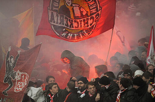 In Nürnberg zünden Fans des FC Bayern Bengalos und Rauchbomben.