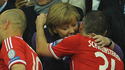 Zwei, die sich verstehen und mögen: Bundeskanzlerin Angela Merkel gratuliert Bastian Schweinsteiger zum Champions-League-Triumph. Zwei, die sich verstehen und mögen: Bundeskanzlerin Angela Merkel gratuliert Bastian Schweinsteiger zum Champions-League-Triumph.
