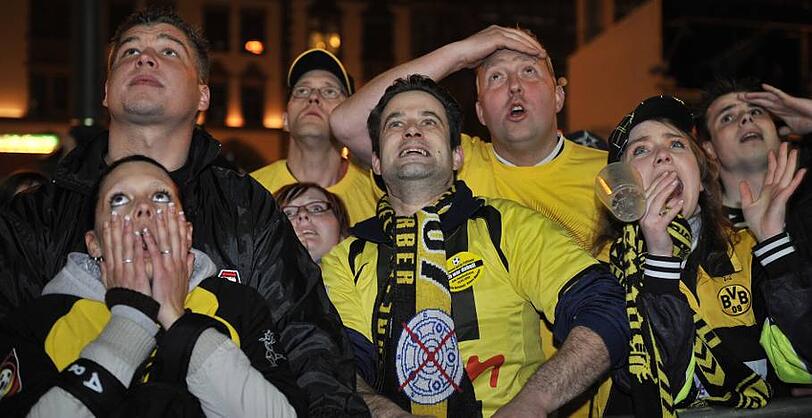 Schraub mir doch das Ohr ab: In der Verlängerung traf Luca Toni zum 2:1 für die Bayern - der Endstand.
