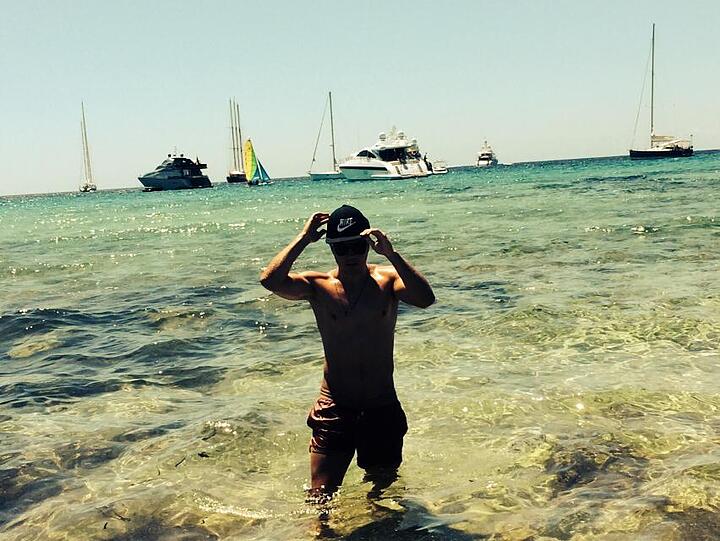 Mario Götze meldet sich vom Strand aus mit diesem Bild bei seinen Facebook-Fans.