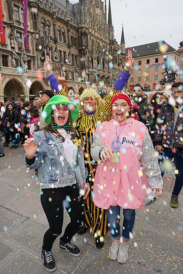 In München läuft die heiße Phase der närrischen Zeit, die Faschingsfans genießen die Highlights: "München narrisch" (bis 9. Februar), den Rosenmontag (8. Februar) und am Faschingsdienstag (9. Februar) der traditionelle Tanz der Marktfrauen auf dem Viktualienmarkt. Die Bilder vom Sonntag...