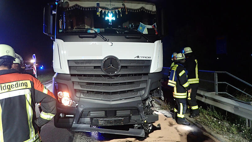 Der nagelneue, demolierte Lkw auf der Ausfahrtsspur - dem Fahrer droht eine empfindliche Strafe.