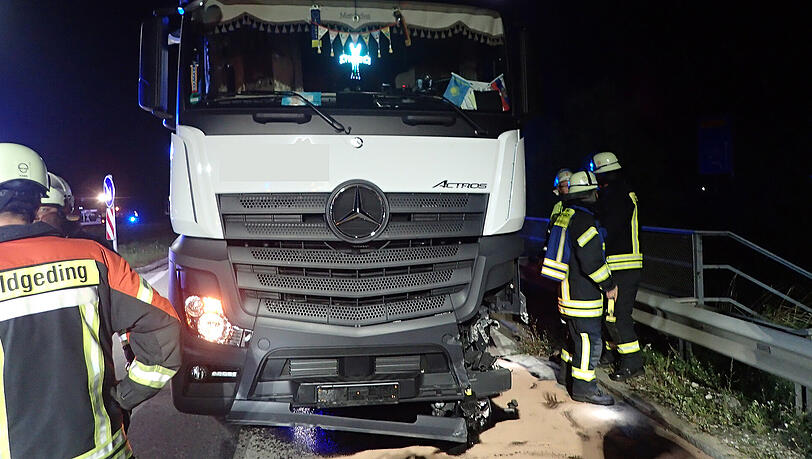 Der nagelneue, demolierte Lkw auf der Ausfahrtsspur - dem Fahrer droht eine empfindliche Strafe. Der nagelneue, demolierte Lkw auf der Ausfahrtsspur - dem Fahrer droht eine empfindliche Strafe.