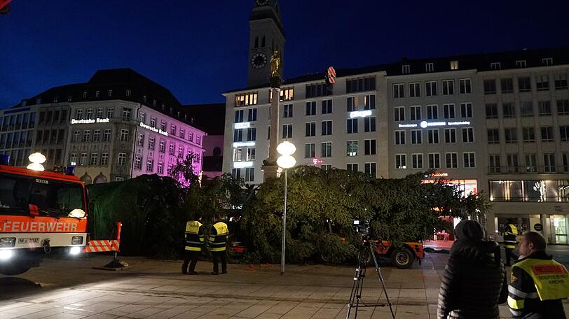 Auch die Feuerwehr stellte sich in aller Herrgott's Früh den Wecker, um den Sechs-Tonnen-Koloss aufzustellen.