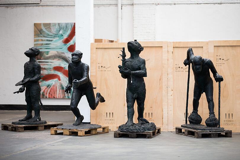 Affenskulpturen von Jörg Immendorff und andere Kunstwerke bei der Insolvenzauktion der Kunstwerke des inhaftierten Kunstberaters Helge Achenbach.